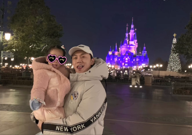 伊能静开心晒女儿送的新年礼物，小米粒紧搂妈妈贴脸合照，超有爱