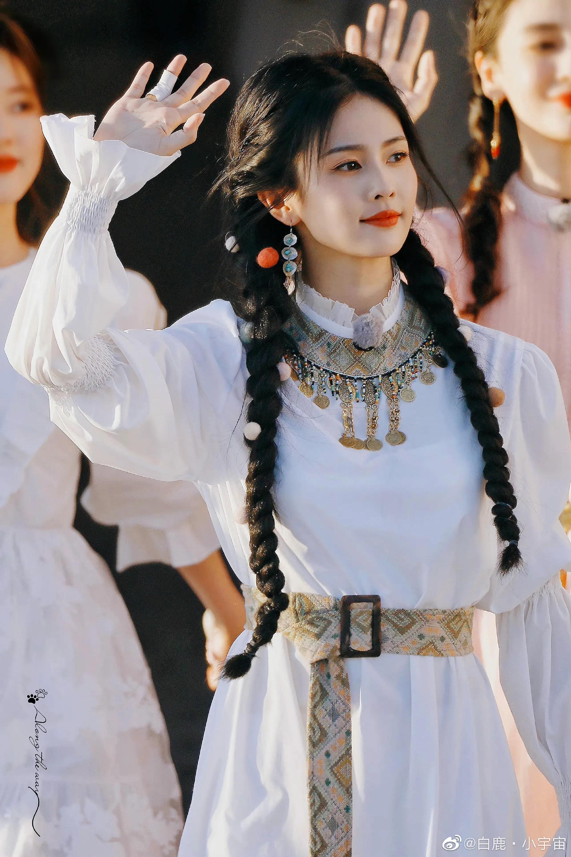 《奔跑吧》直播截图中的白鹿以及跑男新疆收官路透哦