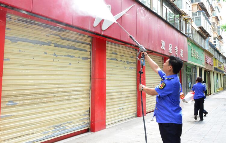 扮靓市容环境 西固城管免费清洗沿街门头牌匾