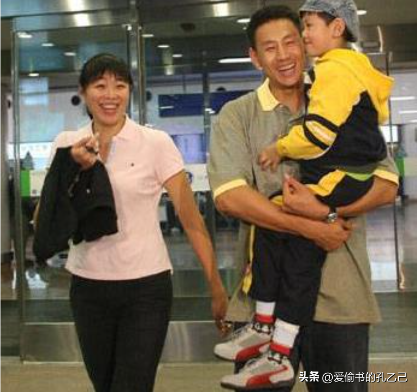 江苏男篮主教练李楠简历（小李飞刀李楠：婚礼请歌手李楠唱歌，和妻子早恋，儿子已2米19）