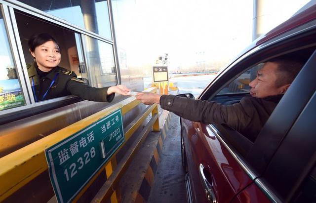 车主们有福了！2022年高速免费时间定了，车主：幸福来得太突然