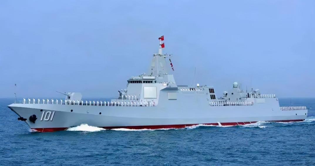 正在接受检阅的055驱逐舰首舰101南昌舰055大驱未来将主要承担两种