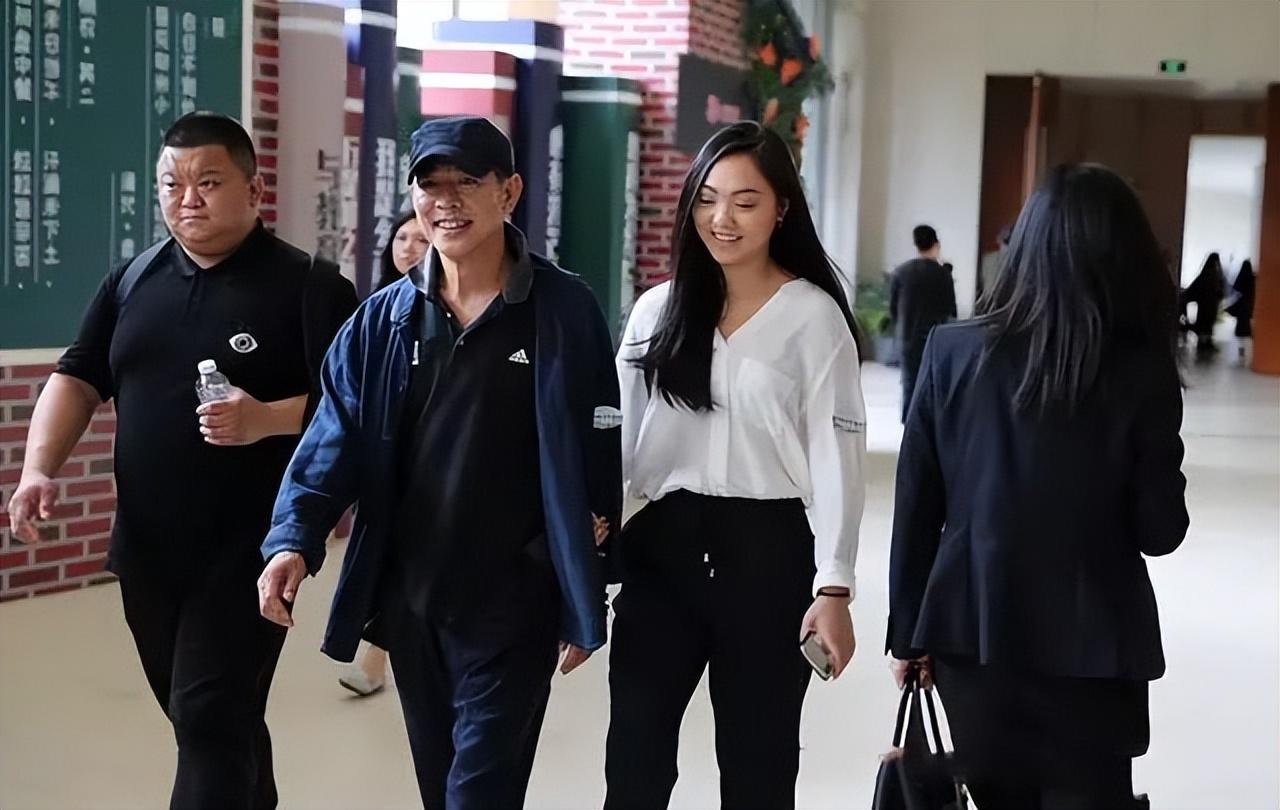 60岁李连杰老到认不出!脸上皱纹明显似年迈大爷,染黑头发扮年轻