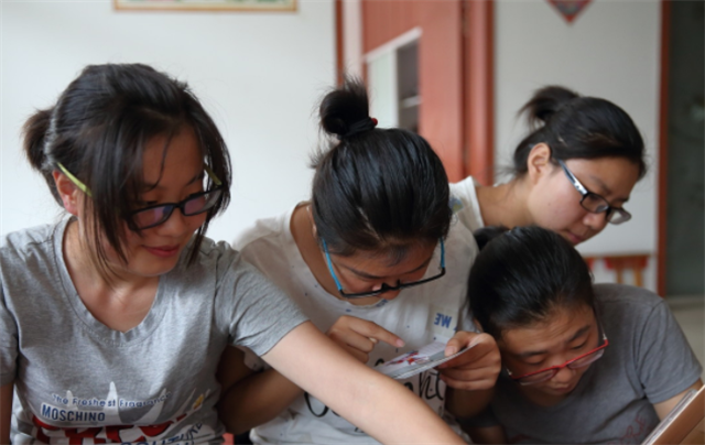 2017年农村四胞胎姐妹花同时考上大学，父母给她们一人买一部手机