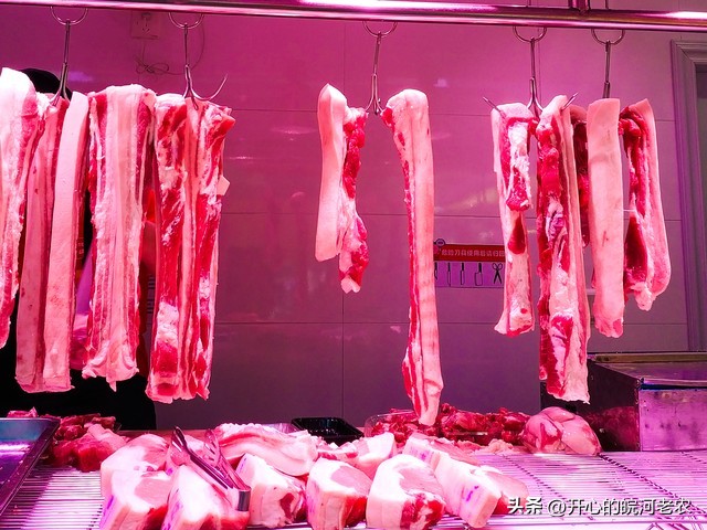 今天灌香肠猪肉价格18元一斤，下降了7元一斤