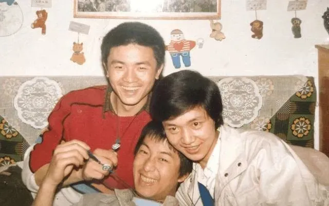 52岁帅大叔《开端》里演技炸裂:初婚净身出户,39岁二婚娶小娇妻,却因摸小鲜肉手上了热搜