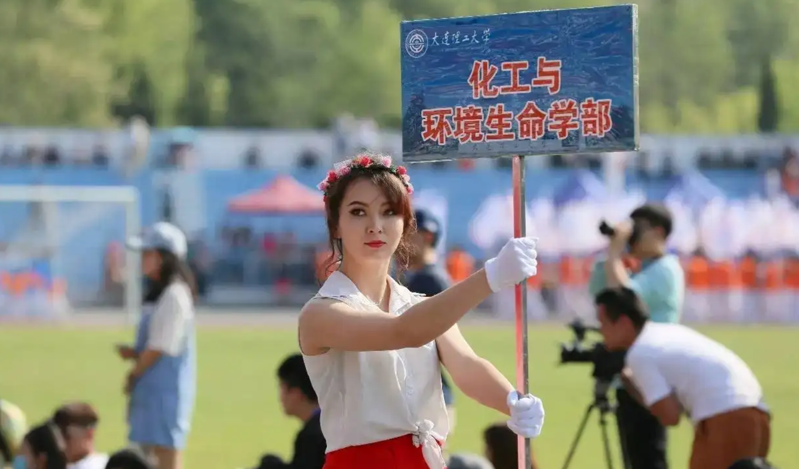 高三举牌女生火了，面容甜美神似四千年美女，评论区却满满恶意