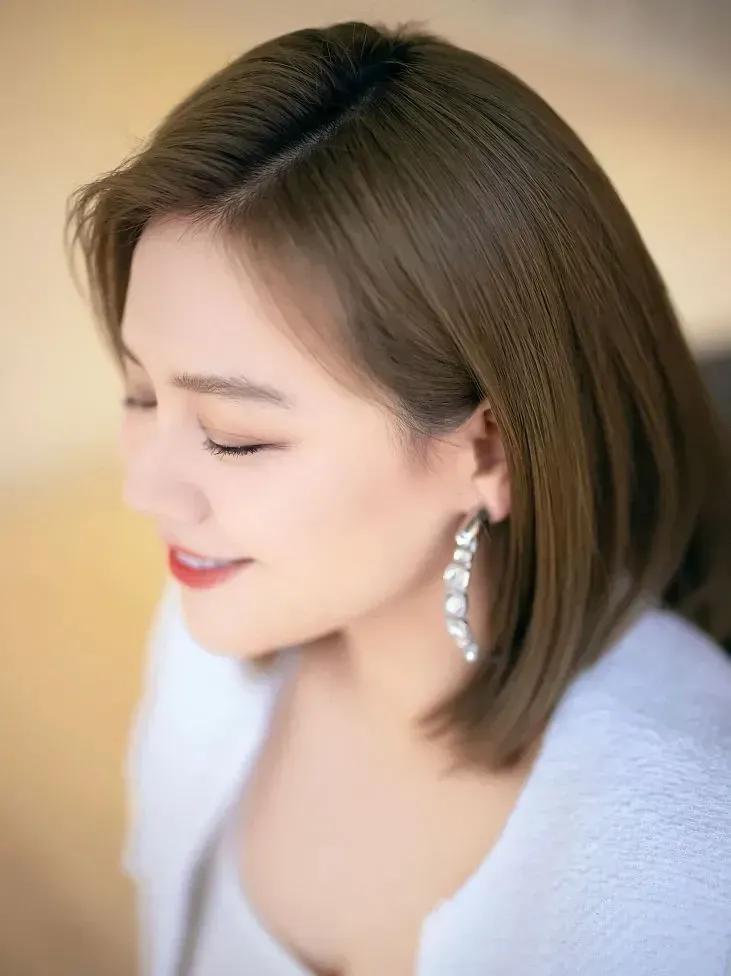 马思纯丸子头青春有活力，小巧的五官，圆圆的眼睛显得特别有神