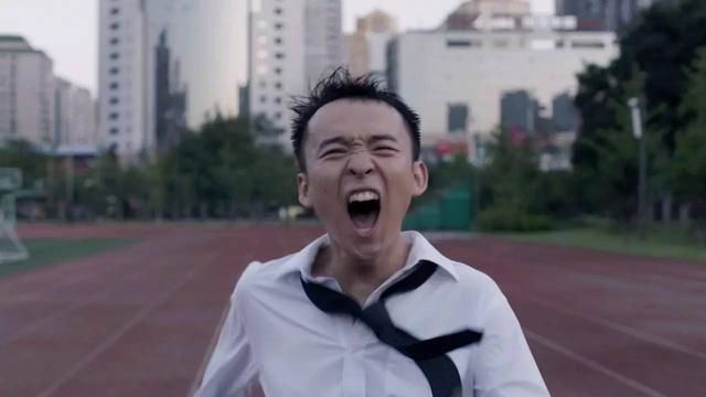 20岁大学生不堪折磨，当着妈妈的面跳楼身亡，校园霸凌太可恶了