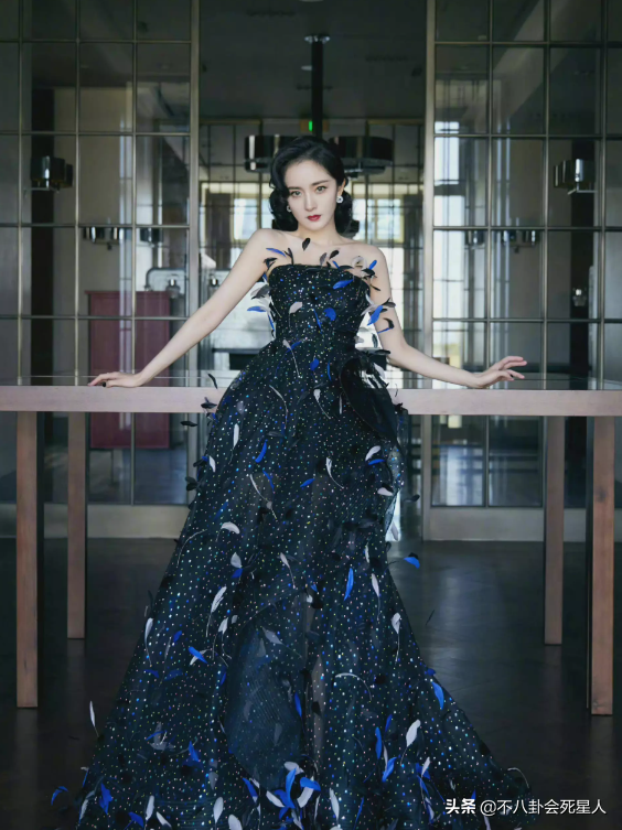 溜肩膀、虎背熊腰，小短腿，上海电影节红毯才是真暴露明星缺陷