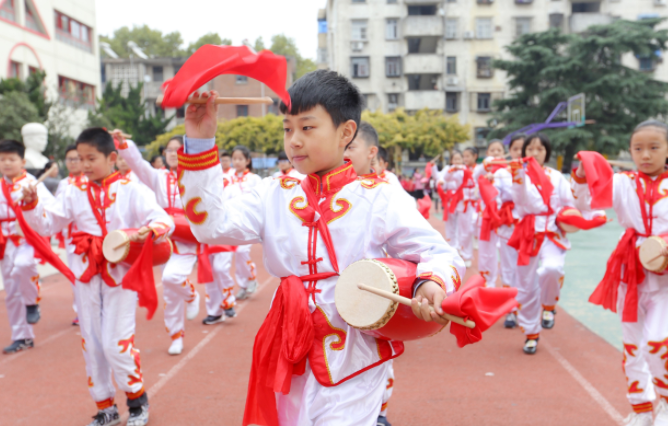 小学生作文《我的妈妈真虚伪》，老师笑到肚子疼，妈妈：手有点痒