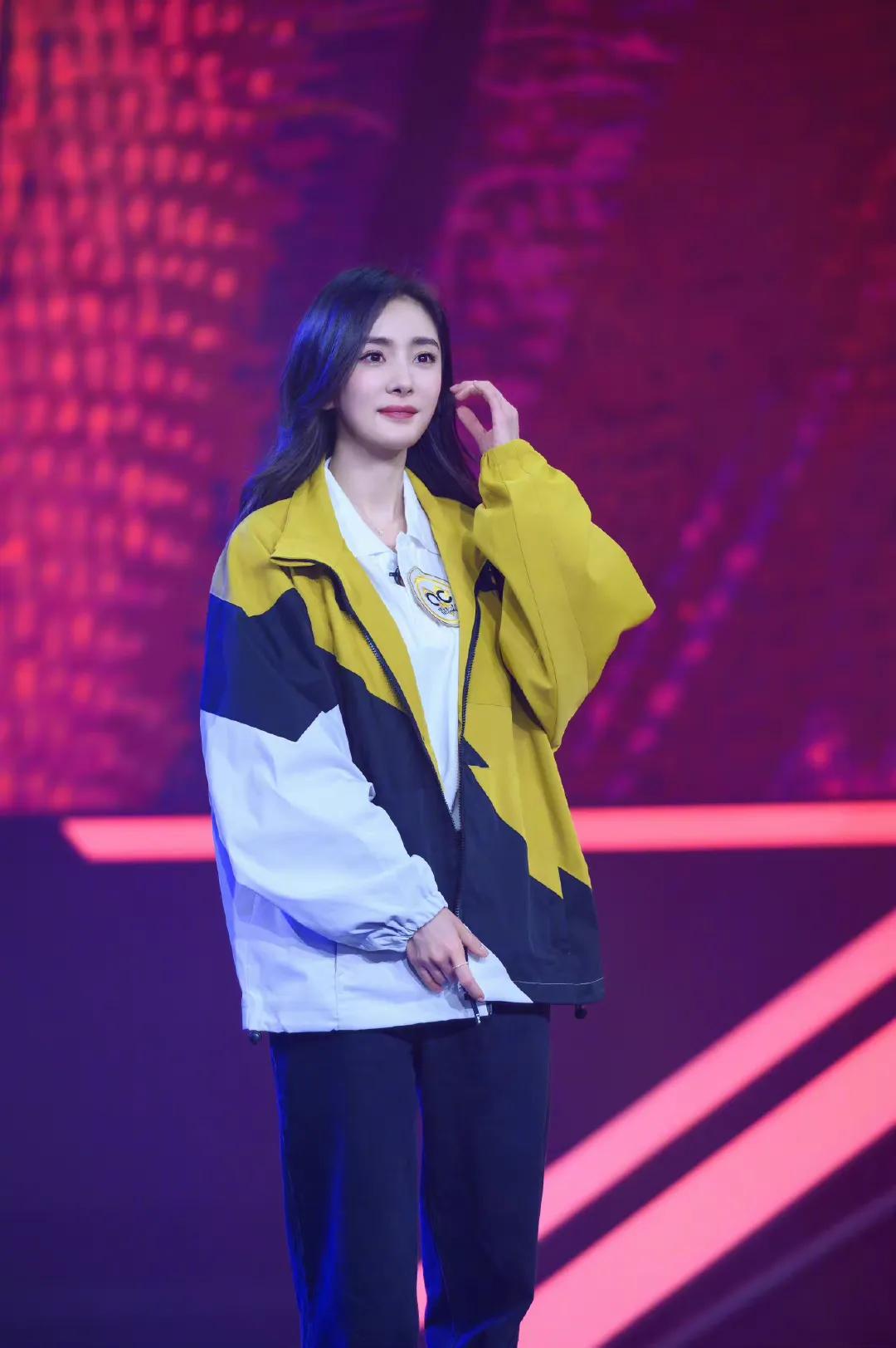 杨幂近期穿搭