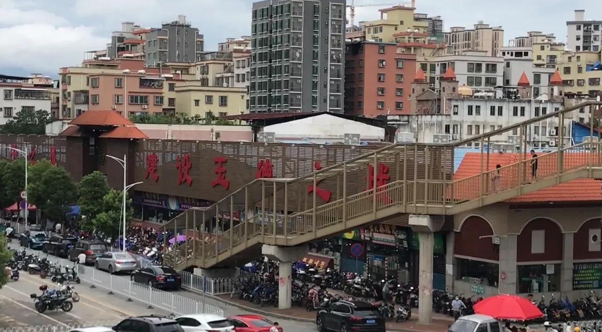 中国最大的翡翠市场在哪里(这里的翡翠如菜市场一样售卖，交易场景令人欣喜，人气爆棚惹人馋)