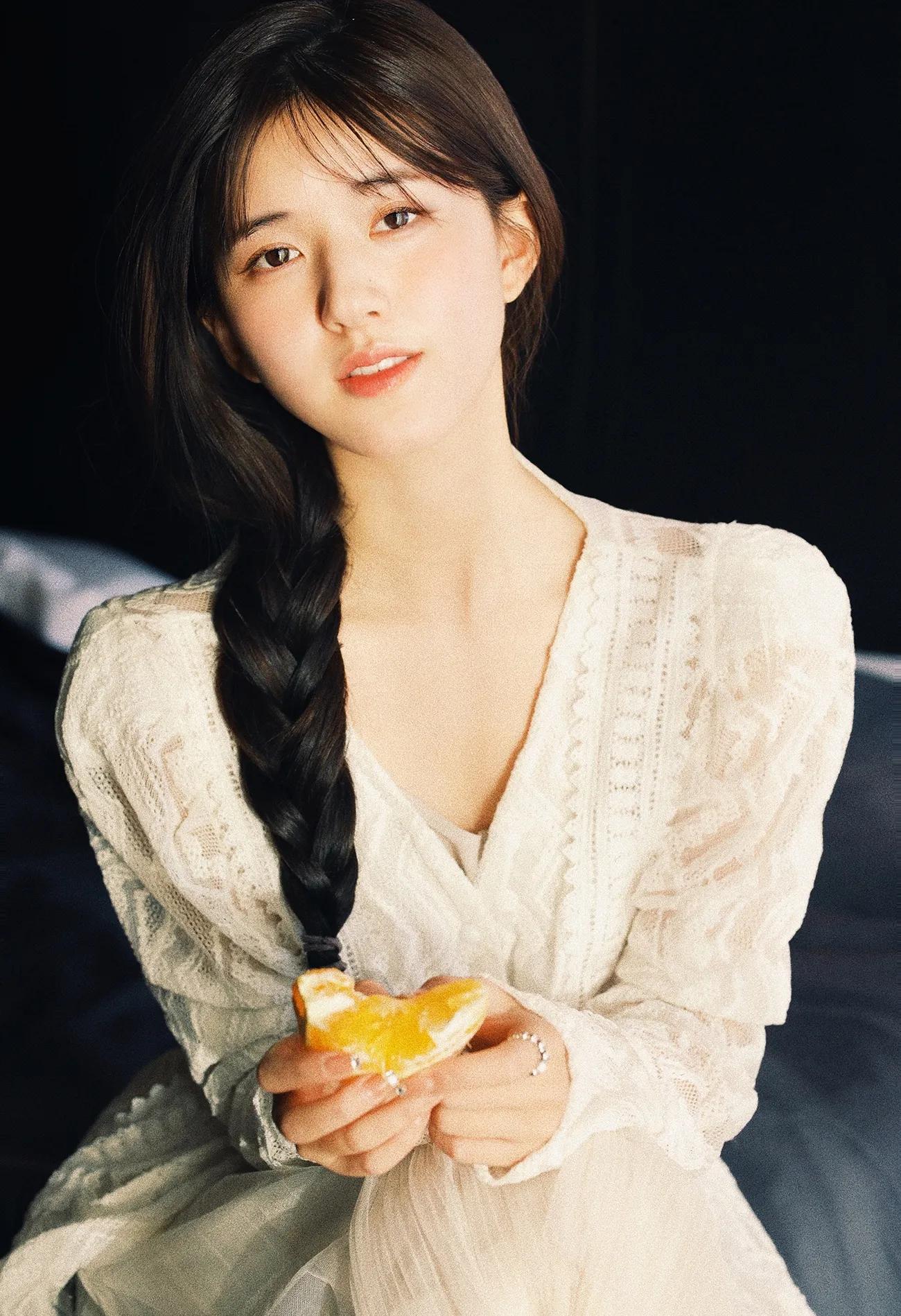 从网红成长为明星，赵露思甜美写真欣赏