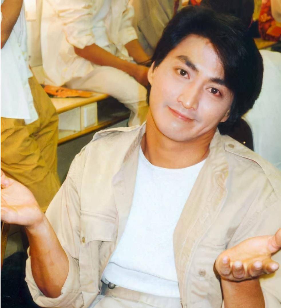 知名演员何家劲深夜发文:"人神共愤!自有天收!"评论区沦陷!