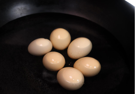 正确的煮鸡蛋方法(煮鸡蛋正确的做法，牢记这一步，鸡蛋壳一碰就掉，蛋黄鲜嫩又营养)
