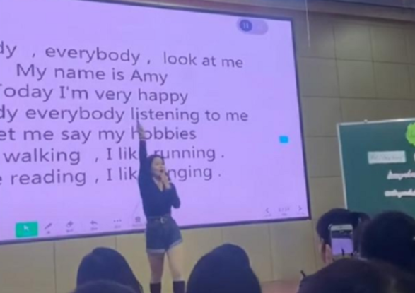 某高校女老师火了，在课上穿超短裤大跳热舞，家长怀疑动机不纯