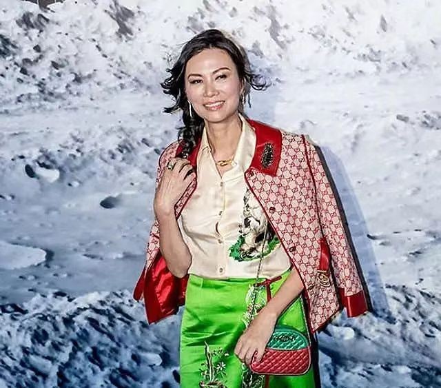 1968年12月,邓文迪出生在山东省济南市的一个普通家庭,作为一个女孩