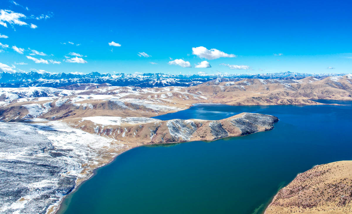 西藏自驾游第四天:翻越红拉山,在芒康遇见海拔4300米的莽措湖