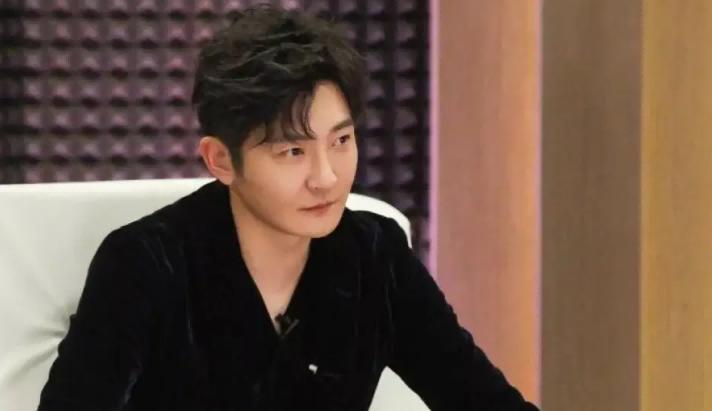 明明有1米8的大高个，但看起来很“矮”的12位男星，个个让人意外