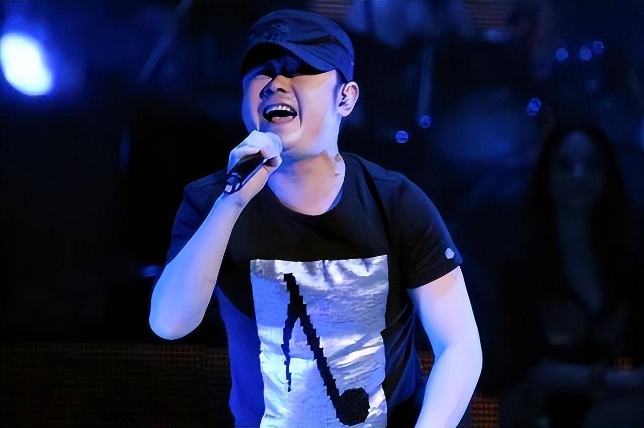 刀郎前妻:生下孩子40天后连夜跑路,32年过去了,她如今后悔吗?