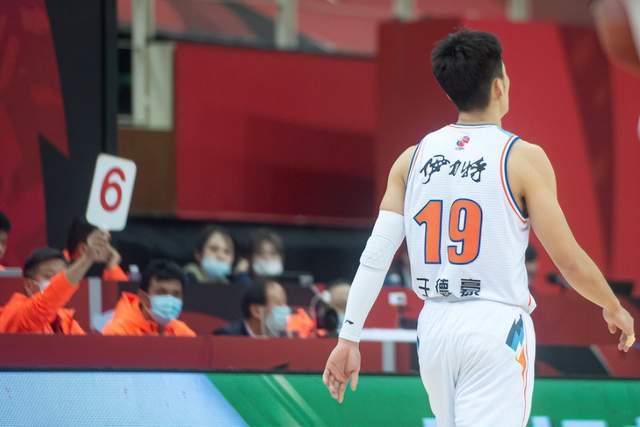 为什么nba球星退出国家队(王哲林被弃用原因浮出水面，于德豪离队真假难分，朱松玮下家不明)