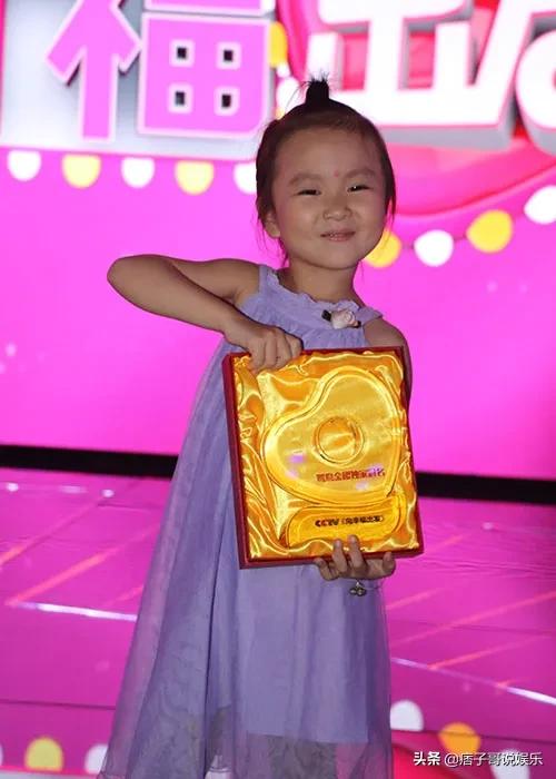 她是韩红崇拜者童星陈灿儿，压岁钱全捐给赤峰林西余钱仅够买铅笔