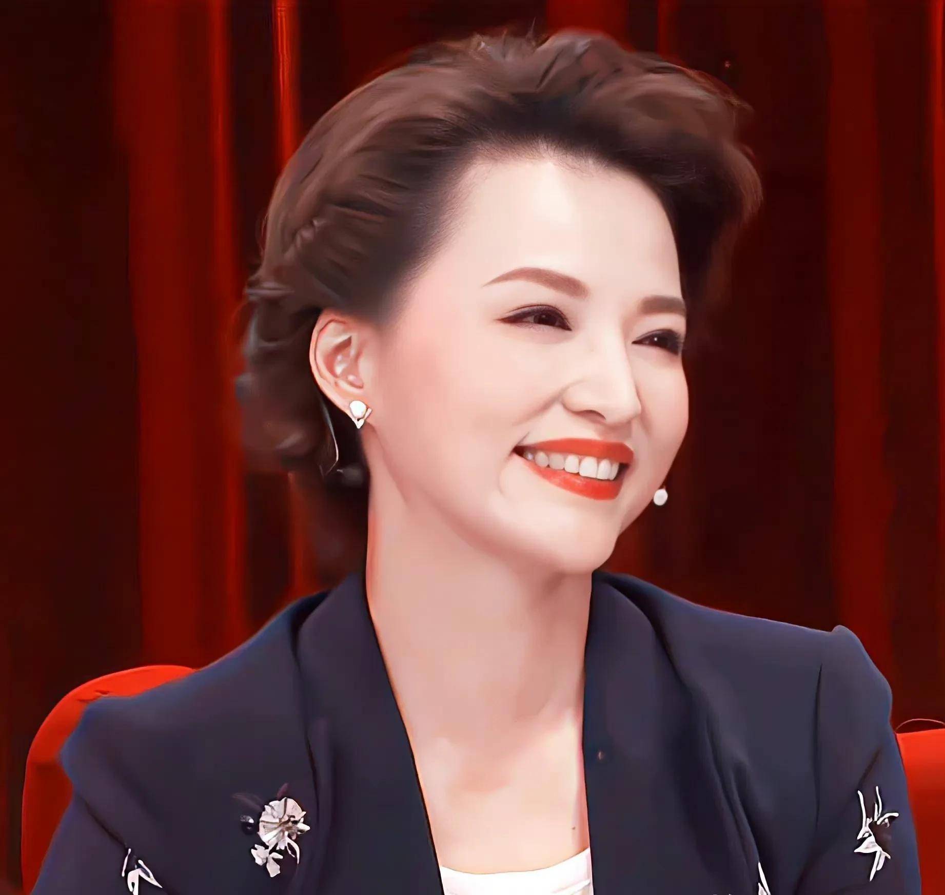 55岁周涛跟董卿走了不同的大路,"央视一姐"到"央视董事长"