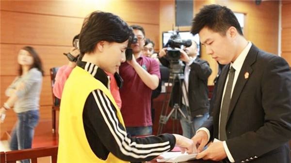 女模特顾春芳靠