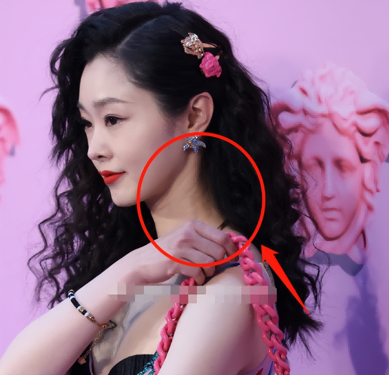 痘痘脸、赘肉、五五分！生图里的女星，让我看见了人间真实