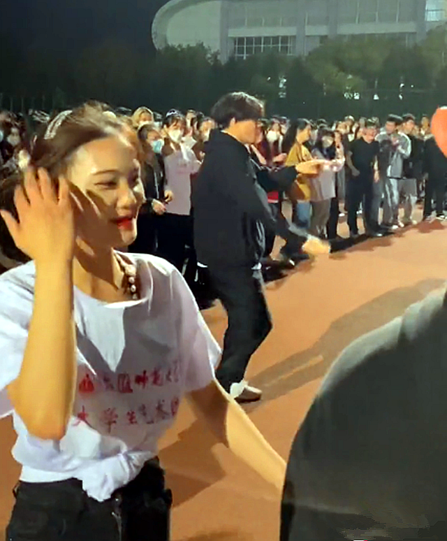 安师大“白衣小姐姐”火了，带领同学跳广场舞，却出现质疑的声音