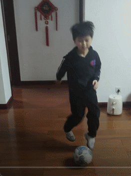 小宝宝踢足球的视频(二年级小男孩的足球之路：妈妈越狠心，儿子越优秀)