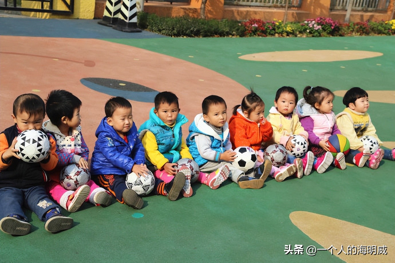 中国幼儿园现状：公办园降低标准，民办园生存困难