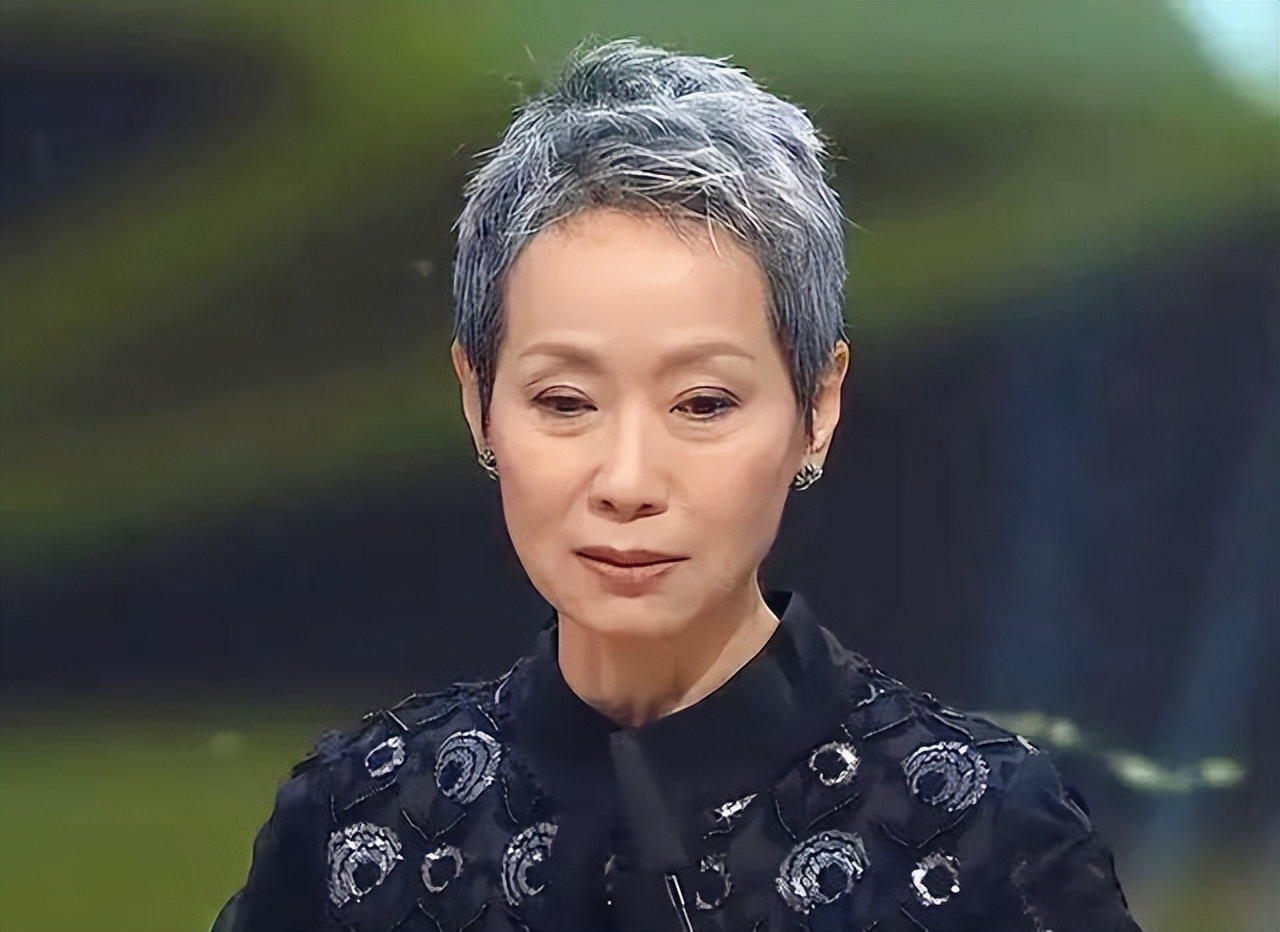 "许仙"叶童太真实,不染发不涂口红,演戏认真,穿搭却随意