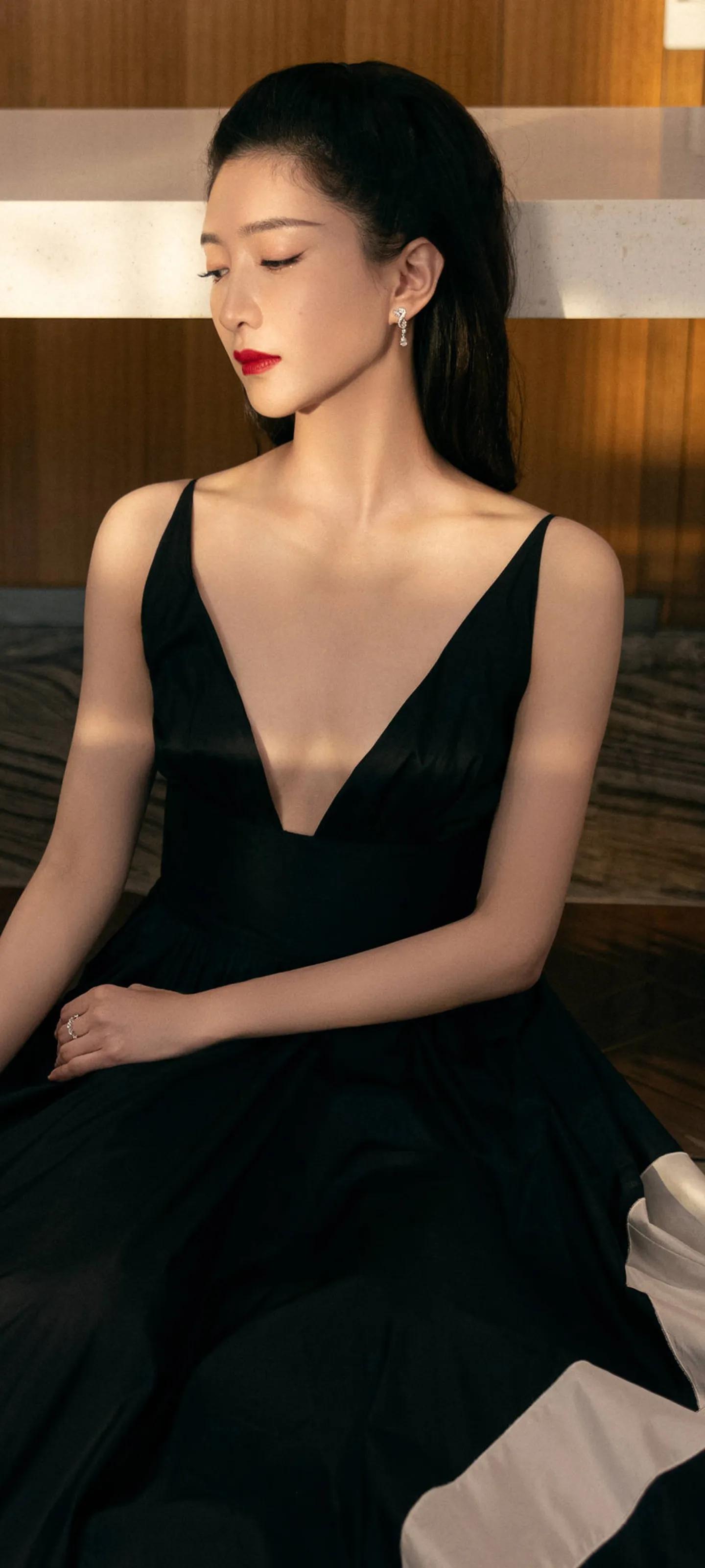 江疏影｜黑色是浪漫是典雅｜美图