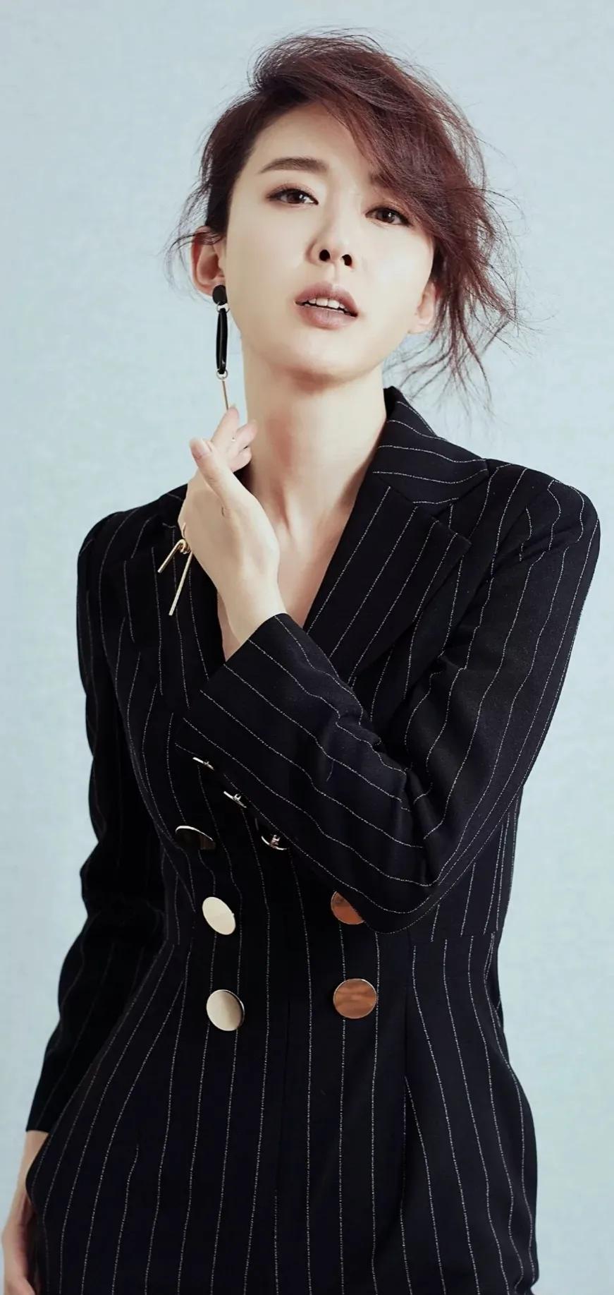 颜丹晨温柔对自己，打败时间，时尚又有女人味的美图合集