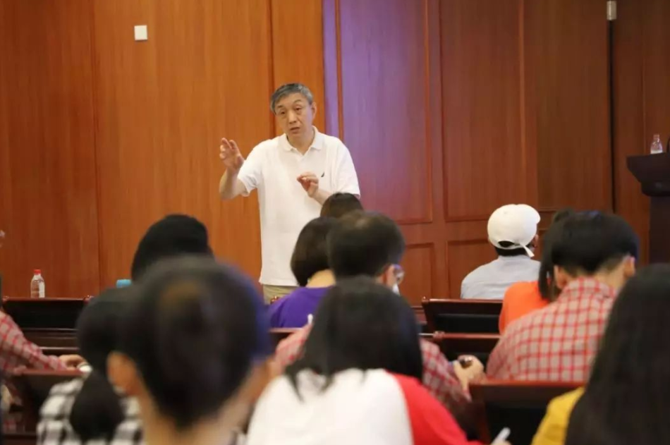 阜师大一英语教授火了，肢体语言夸张丰富，学生要被“萌化”了