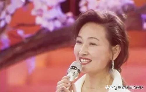 腾格尔前妻曝光，60岁气质优雅风韵犹存，离婚多年单身未嫁