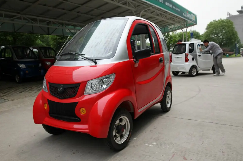 1种是被称为老年代步车的电动四轮车,后者在价格上和前者有很大的悬殊