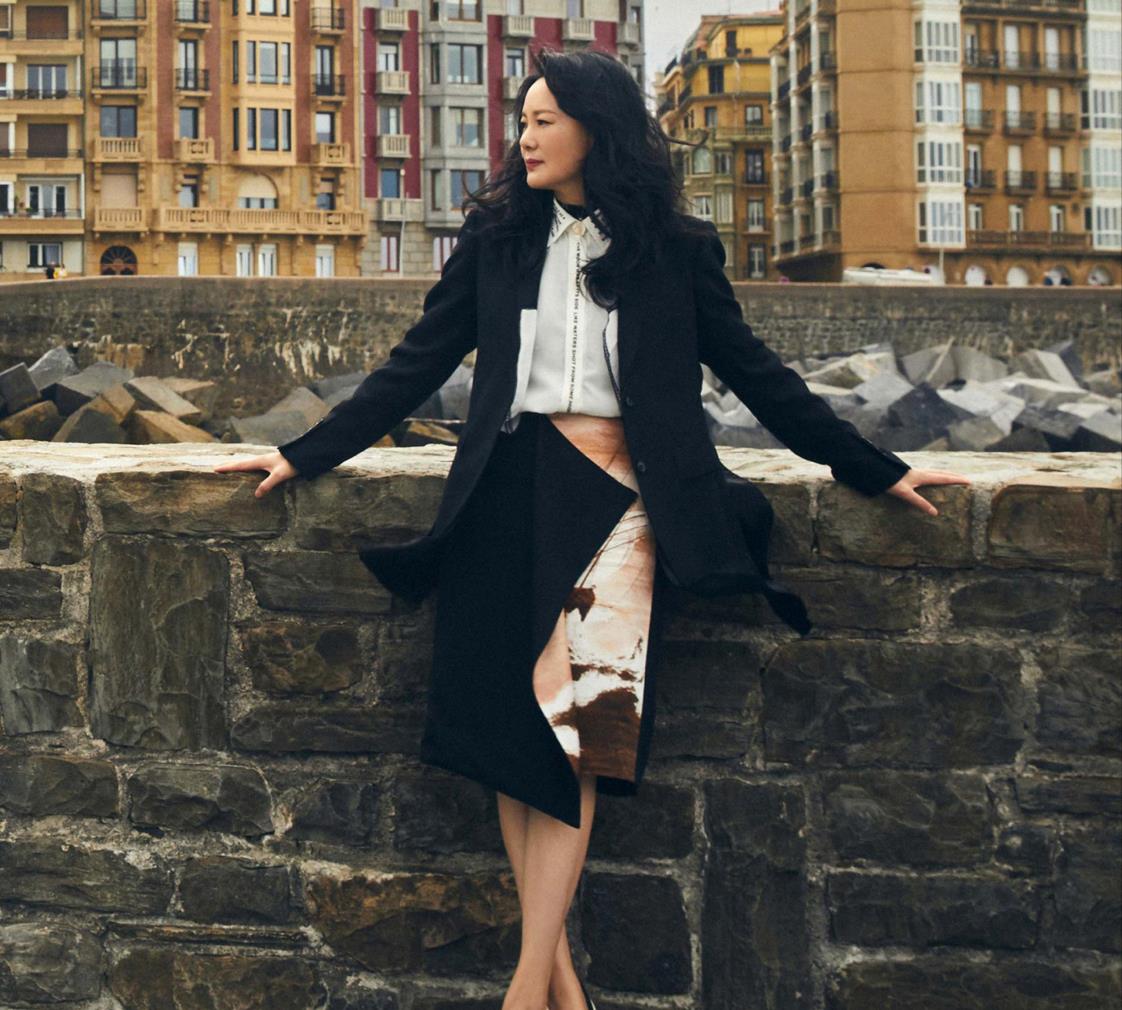 事业中的咏梅上进心十足,加上她的长相让人感觉十分温柔娴静,出演电视