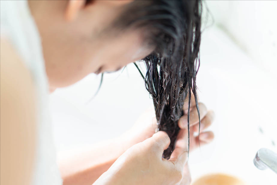 烫染的头发干燥毛躁，发膜、护发素和精油哪种护理效果更好？