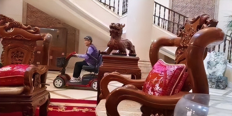 杨子妈妈住腻了别墅带着孙女去楼盘看小房子称怀念烟火气