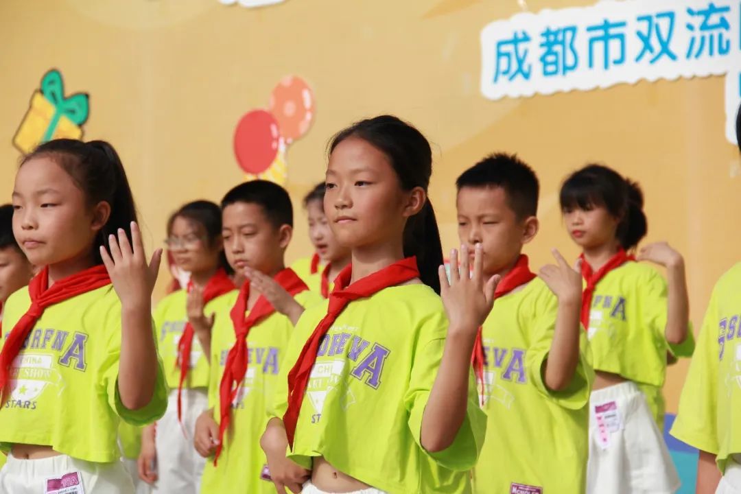 双流区九江小学举行“争做绿色低碳AI小达人”环保主题升旗仪式