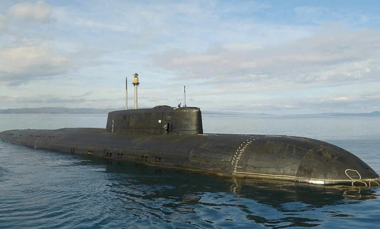 北风之神级采用了拉长水滴型的艇体,与阿库拉级核潜艇极为相似,为的是