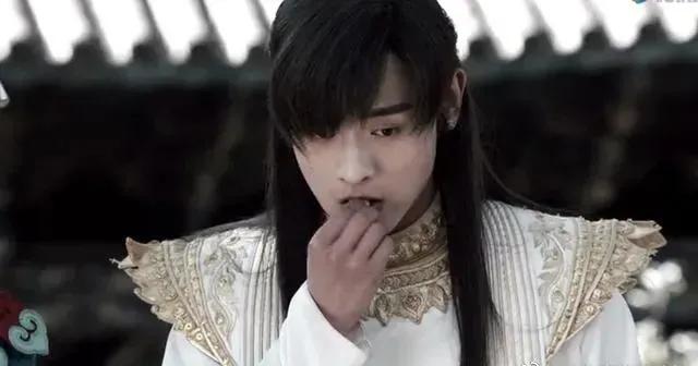 古装丑男？不，现代美男