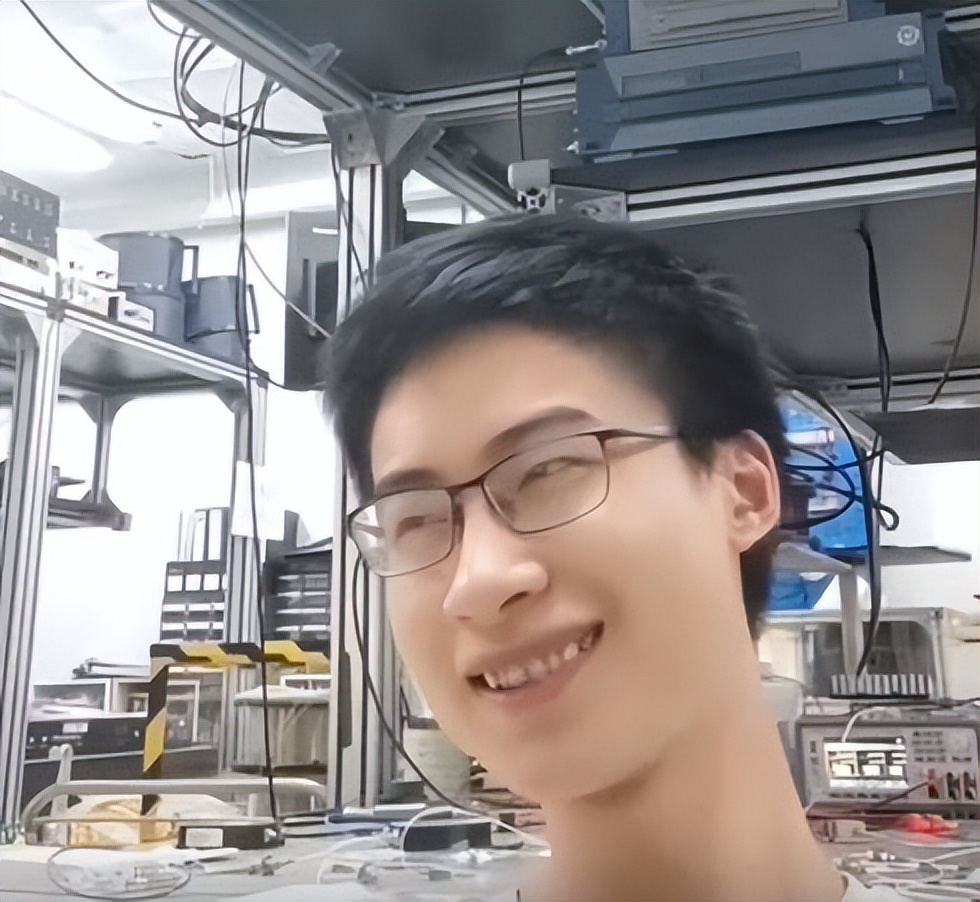 庞众望最新露面：和女朋友一同现身，戴着眼镜比以前爱笑了