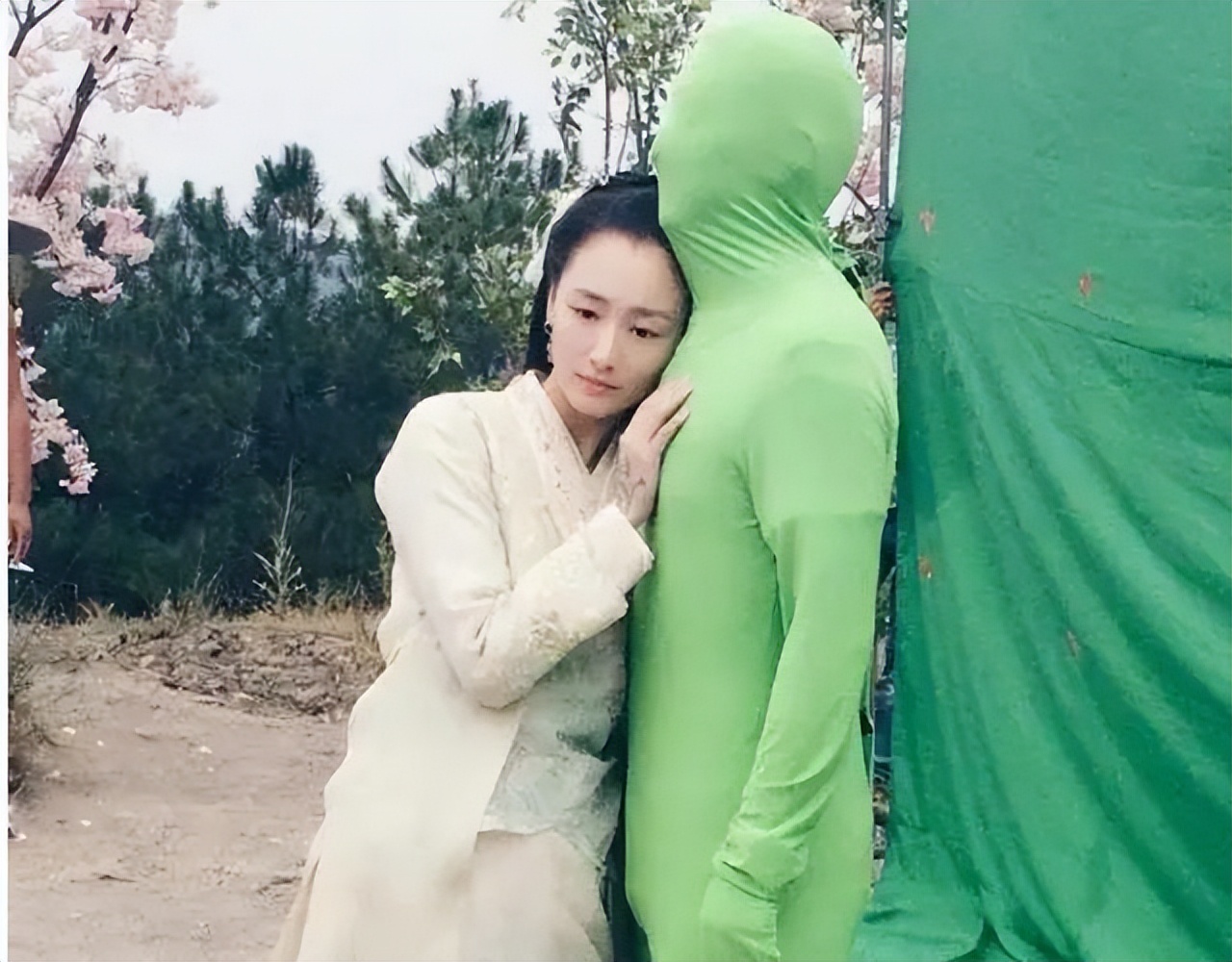 经典剧集的“边角料”，八戒骑摩托、妃子玩手机，谢谢，有被笑到