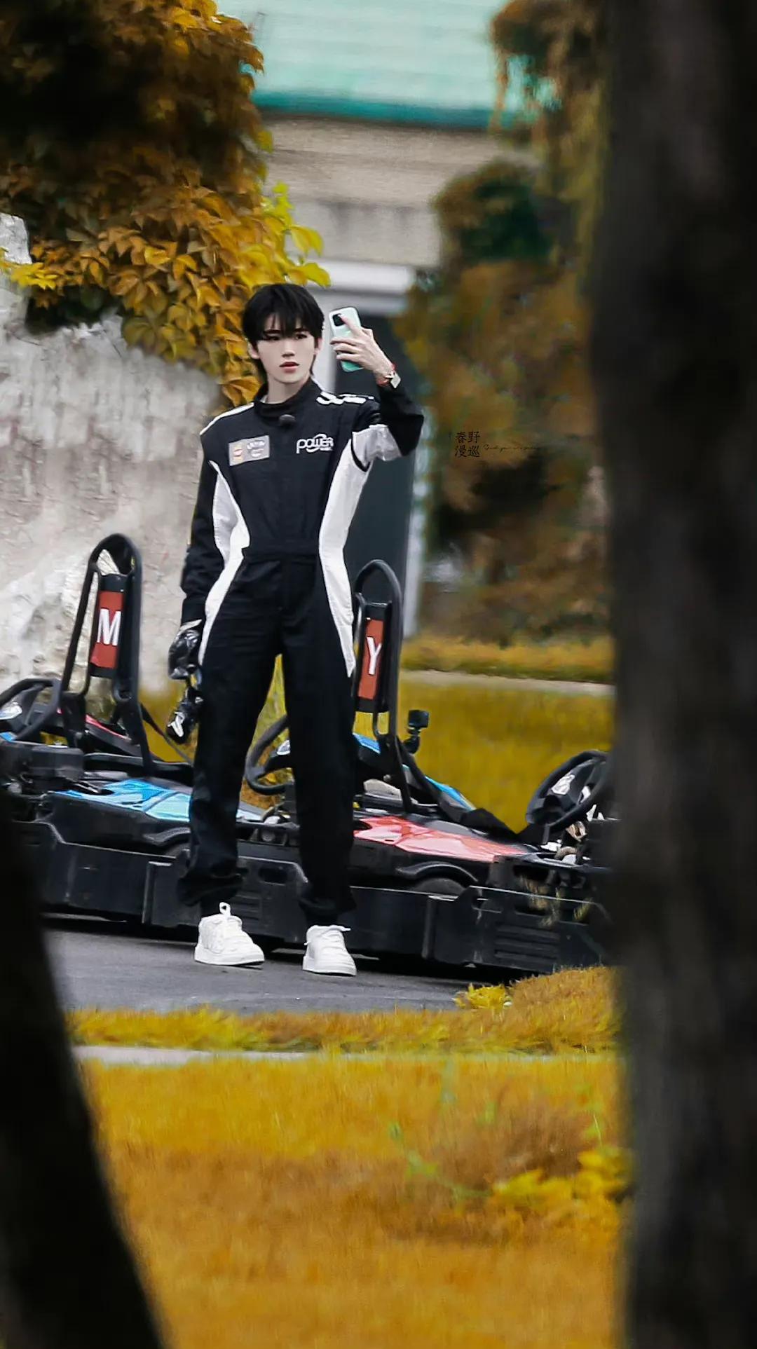 宋亚轩的赛车照也太酷了！下颚线真的好明显啊越来越帅了