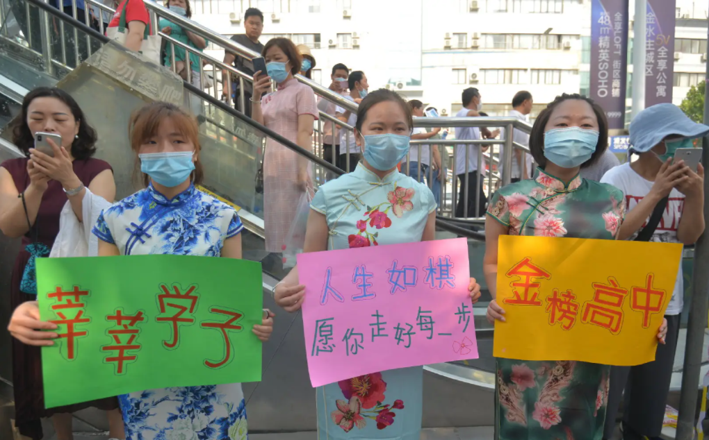 高考期间家长“花式应援”，妈妈穿旗袍真有气质，但被爸爸艳压