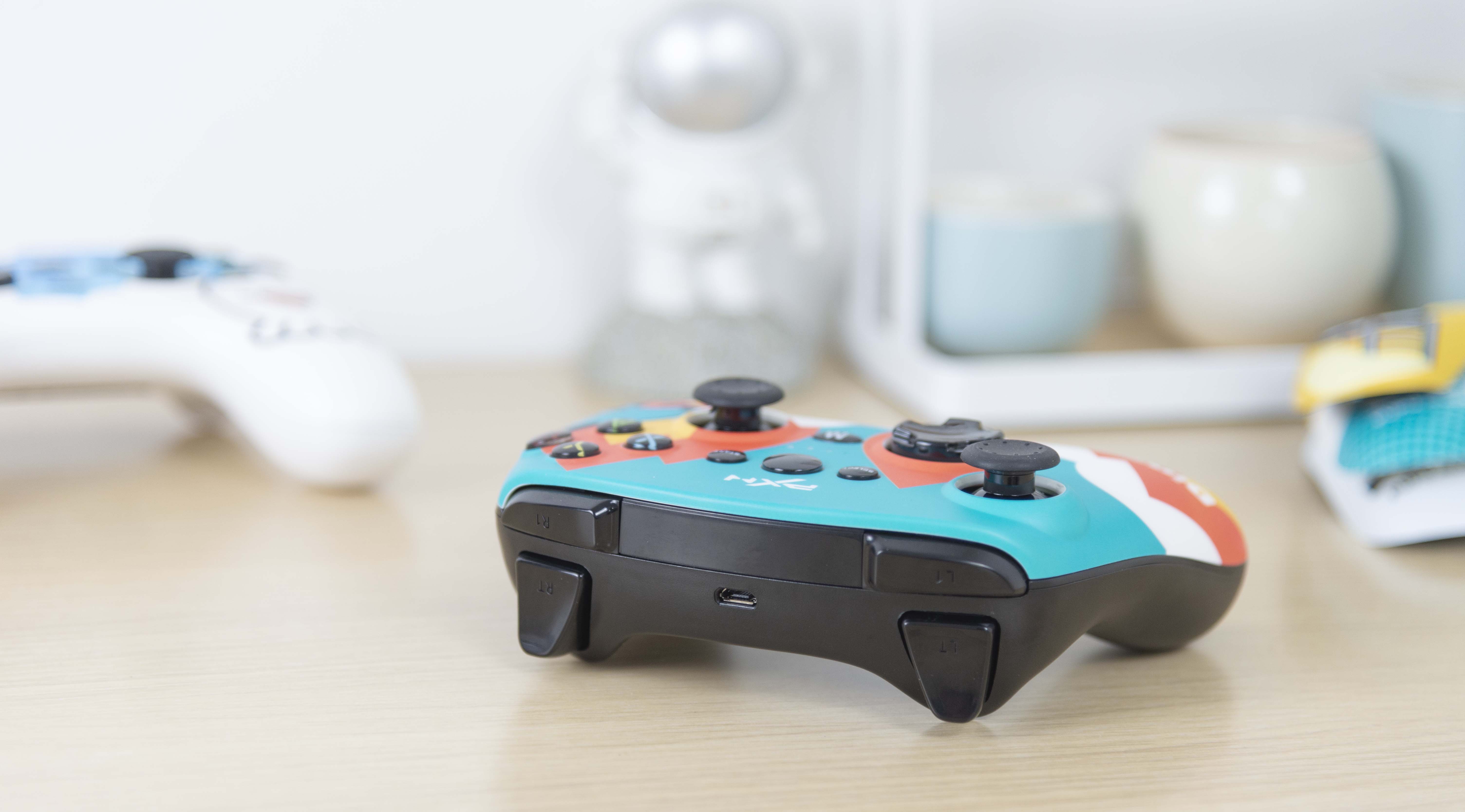 精致可爱的游戏手柄：自由更换面盖，支持自定义宏